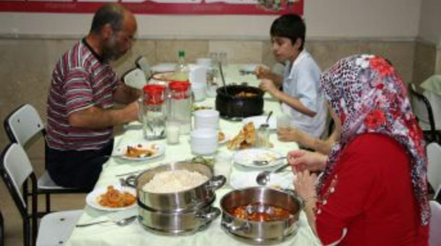 Kimse Yok Mu ihtiyaç sahibi aileleri iftarda buluşturdu