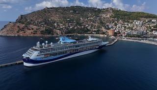 L&uuml;ks kruvaziyer bin 765 turist ile Alanya iskelesine demir attı
