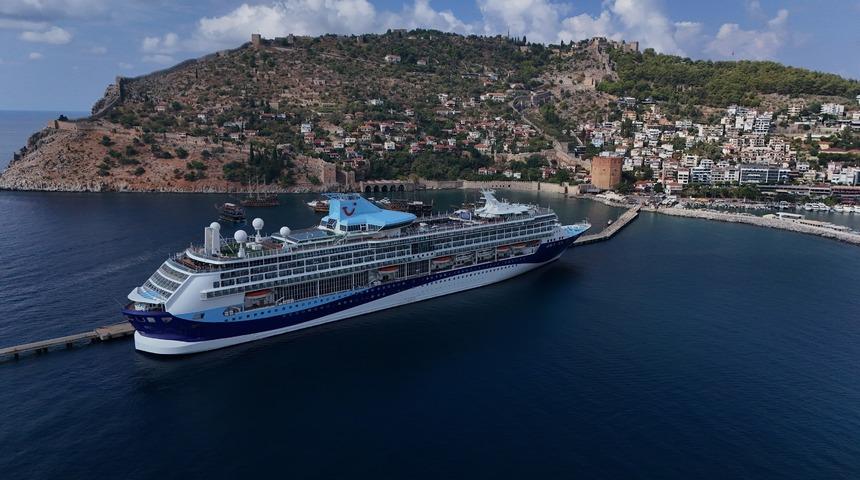 L&uuml;ks kruvaziyer bin 765 turist ile Alanya iskelesine demir attı