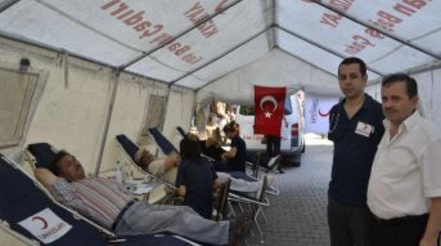 Kan bağışında 108 &uuml;nite kan toplandı
