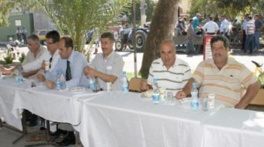 Zeytinlili &ccedil;ift&ccedil;iler yağmur duasına &ccedil;ıktı