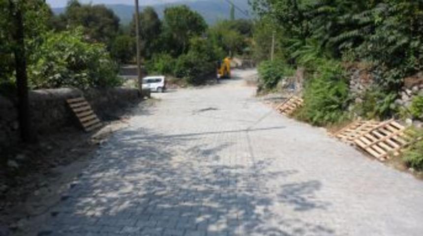 Bozulan k&ouml;y yollarına parke taşı d&ouml;şendi