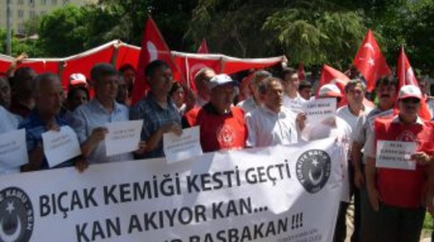 T&uuml;rkiye Kamu Sen ter&ouml;r saldırısına tepki g&ouml;sterdi