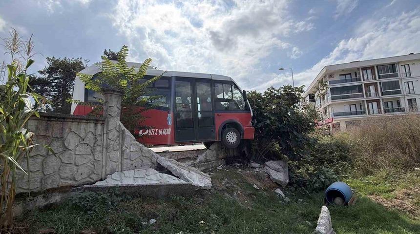 K&ouml;peğe &ccedil;arpmamak i&ccedil;in manevra yapan halk otob&uuml;s&uuml; duvara &ccedil;arptı