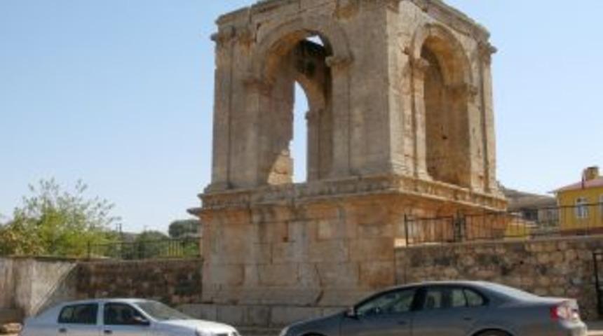 &Uuml;&ccedil; anıt mezarın turizme kazandırılması bekleniyor