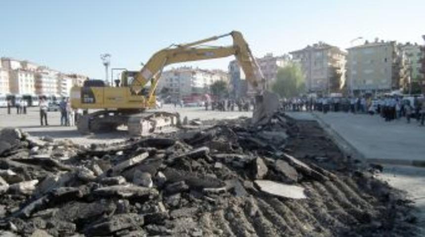 Sincan pazarında otopark kazıları polis nezaretinde başladı