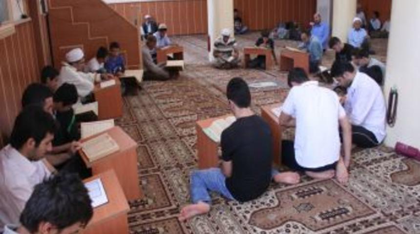 Midyat&rsquo;ta camilere gen&ccedil;lerin ilgisi dikkat &ccedil;ekiyor