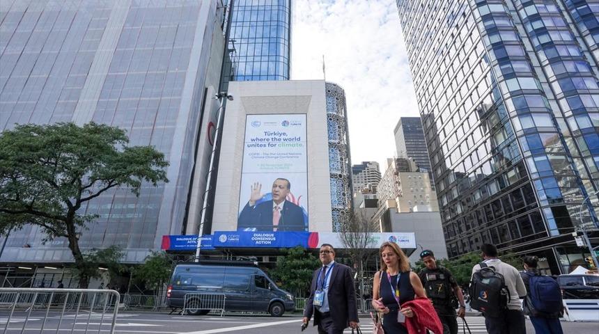 Cumhurbaşkanı Erdoğan&rsquo;ın yer aldığı cop31 tanıtım afişi T&uuml;rkevi&rsquo;ne asıldı