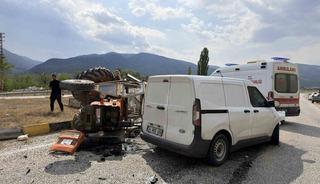 Kastamonu&rsquo;da hafif ticari ara&ccedil; ile trakt&ouml;r &ccedil;arpıştı: 1 yaralı