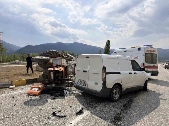 Kastamonu&rsquo;da hafif ticari ara&ccedil; ile trakt&ouml;r &ccedil;arpıştı: 1 yaralı