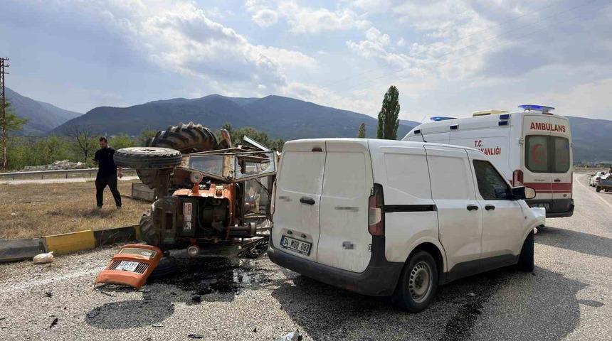 Kastamonu&rsquo;da hafif ticari ara&ccedil; ile trakt&ouml;r &ccedil;arpıştı: 1 yaralı