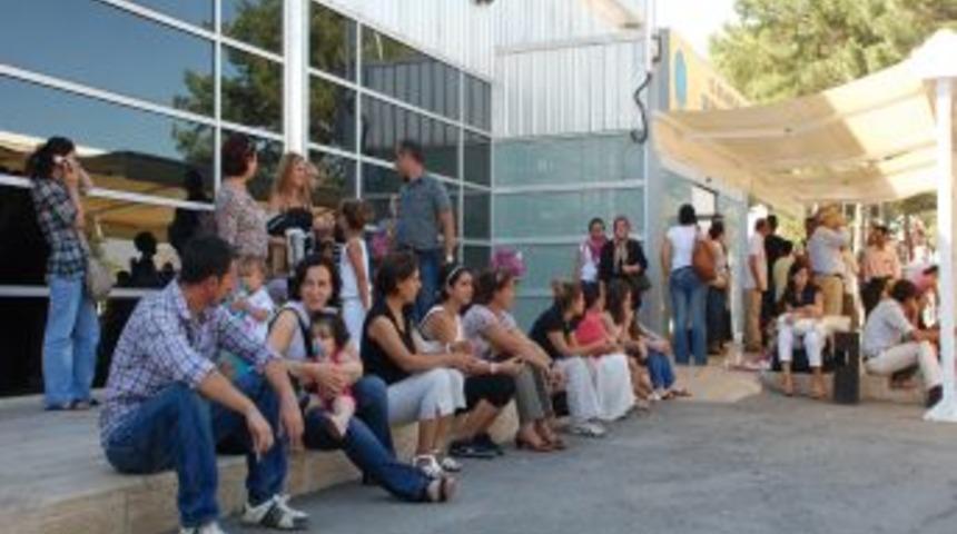 u&ccedil;ağın kanadı aydınlatma direğine &ccedil;arptı