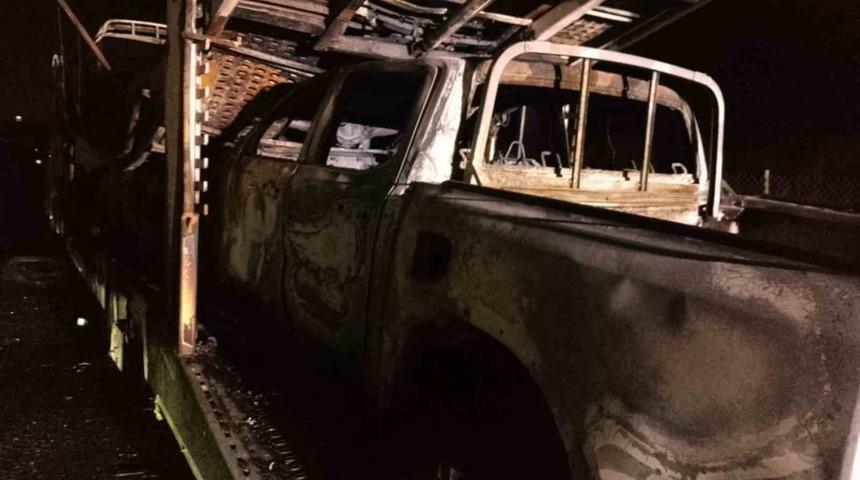 Osmaniye&rsquo;de sıfır ara&ccedil; taşıyan tır yandı: 4 pikap k&uuml;le d&ouml;nd&uuml;