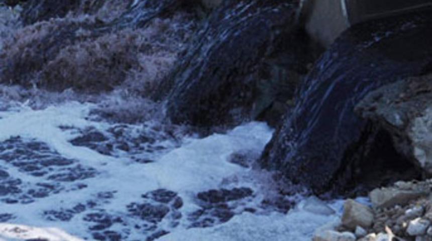 Bu dereden &ouml;l&uuml;m akıyor