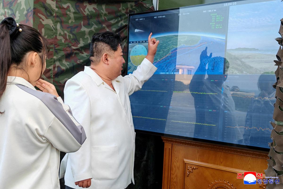 Kuzey Kore&rsquo;den yeni f&uuml;ze hamlesi! Kim Jong-un: &ldquo;D&uuml;şmanda kalıcı baş ağrısı yaratacak&rdquo; 1