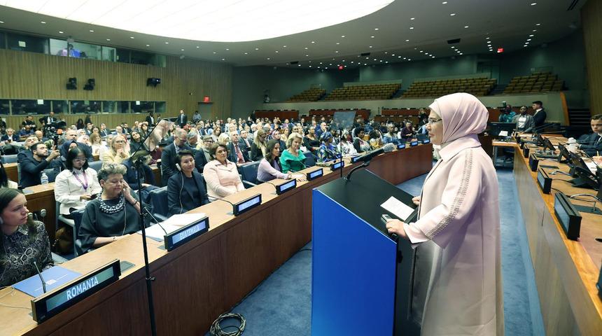 Emine Erdoğan&rsquo;dan BM&rsquo;de &ouml;nemli &ccedil;ağrı: &Ccedil;ocuklar i&ccedil;in g&uuml;venli dijital sistemler kurulmalı