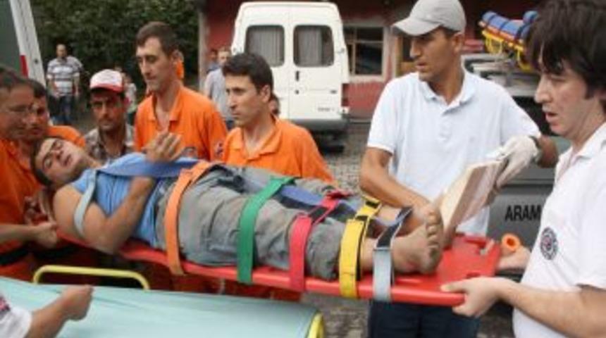 Ayağına &ccedil;ivi saplanan gen&ccedil; hastaneye kaldırıldı