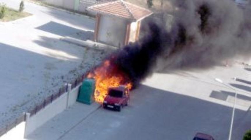 &Ccedil;&ouml;p konteynerinden sı&ccedil;rayan yangın otomobili kullanılmaz hale getirdi