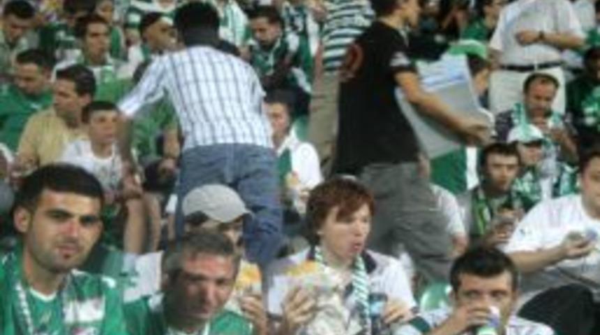 Bursaspor taraftarı iftarını statta yaptı