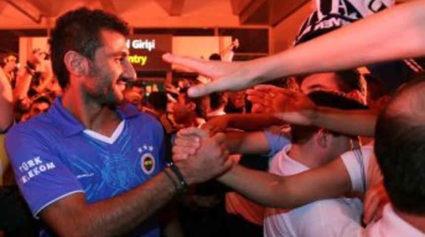 Gaziantepspor'u 3-1 yenen Fenerbahçe, şampiyon gibi karşılandı