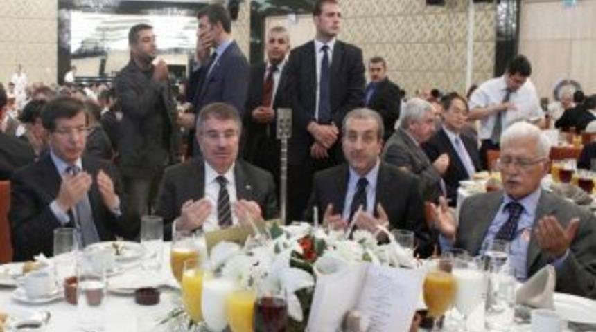 Davutoğlu: Ter&ouml;r&uuml; yapanlar gece g&uuml;nd&uuml;z onlarla uğraşalım istiyor