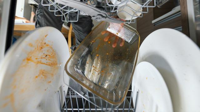 Kolaylık olsun diye bulaşık makinesinde yıkattığınız mutfak aletleri bakteri saçıyor olabilir