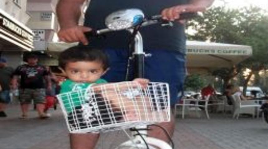 Bush&rsquo;un bile d&uuml;şt&uuml;ğ&uuml; gingere 1,5 yaşındaki oğluyla biniyor