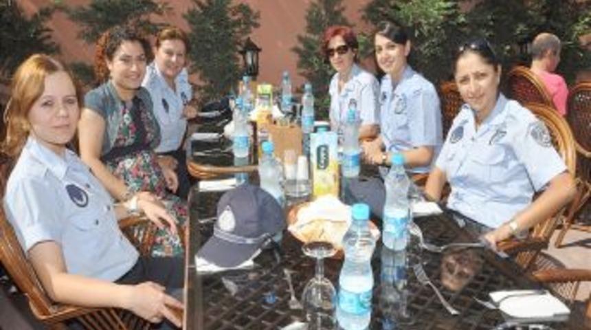 Ey&uuml;p&rsquo;te zabıtalara teşekk&uuml;r yemeği