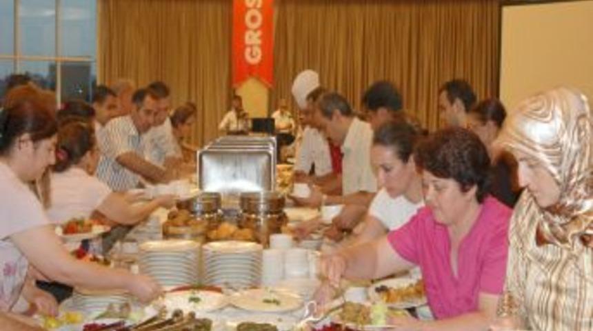 Groseri m&uuml;şterilerini iftarda buluşturdu