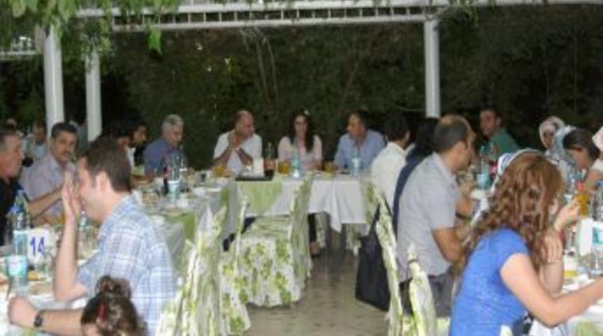 Mezunlar derneği, &ouml;ğretmen ve &uuml;yelerini iftarda buluşturdu