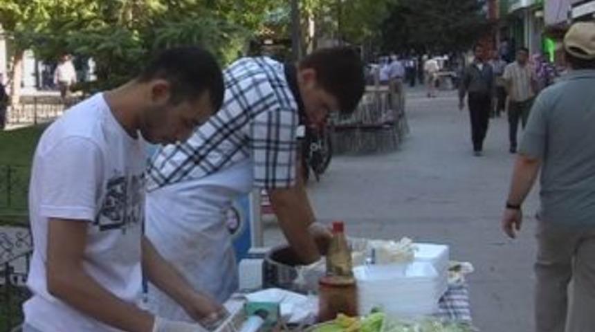 Sattıkları çiğ köftenin parasını Somali'ye gönderiyorlar