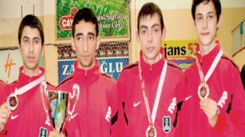 Bursalı kareteciler Konya'dan da madalya ile d&ouml;nd&uuml;