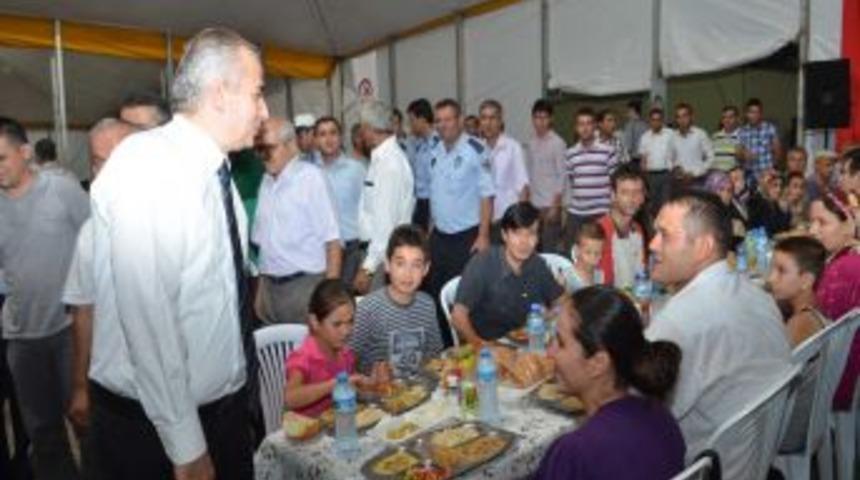 Denizli Belediyesi&rsquo;nin &ccedil;adırında her g&uuml;n 5 bin kişi iftar ediyor