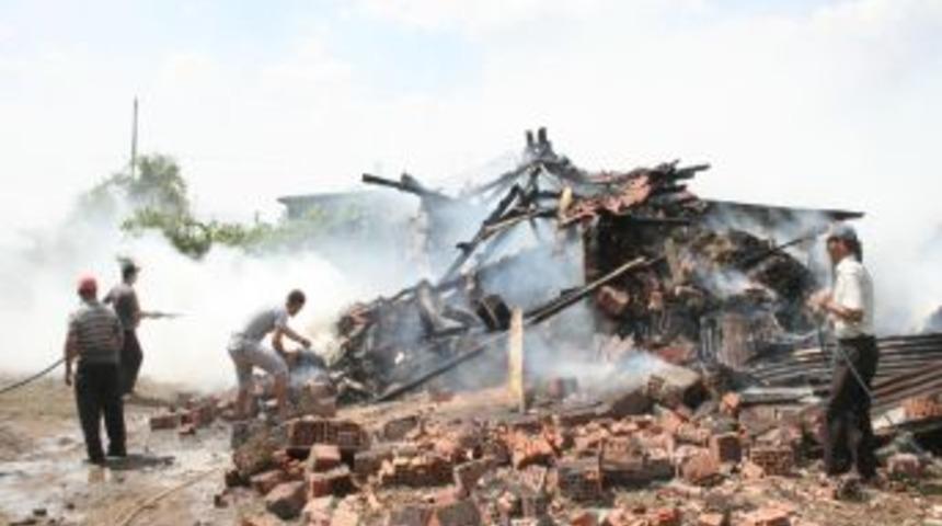 Keşan&rsquo;da saman balyası yangını: Bir ev ve iki ahır k&uuml;l oldu