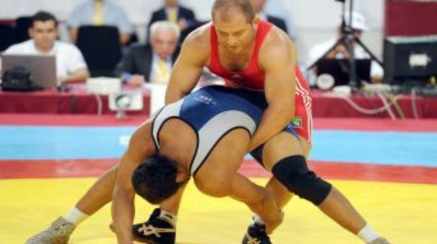 Serbest g&uuml;reşte Serhat Balcı, son 16'ya kaldı