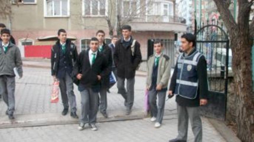 Okulların giriş ve &ccedil;ıkışlarını polisler kontrol edecek