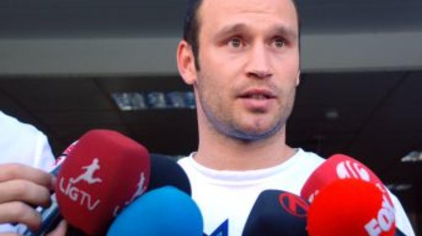 Futbolcu ve yöneticiler şike soruşturmasında emniyete geldi