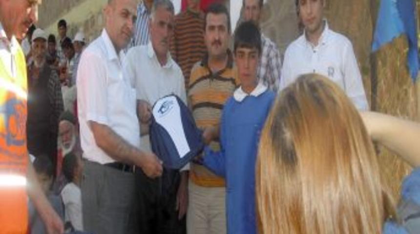 Kimse Yok Mu g&ouml;n&uuml;ll&uuml;leri Maksutlu k&ouml;y&uuml;nde eğitim yardımı dağıttı