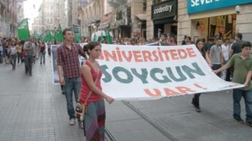 &Uuml;niversiteli &ouml;ğrencilerden har&ccedil; protestosu