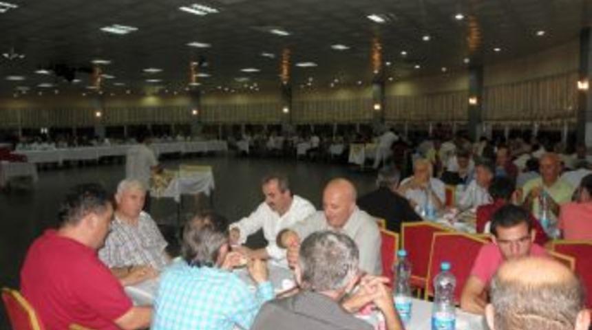 Muhtarlar dernek iftarında bir araya geldi