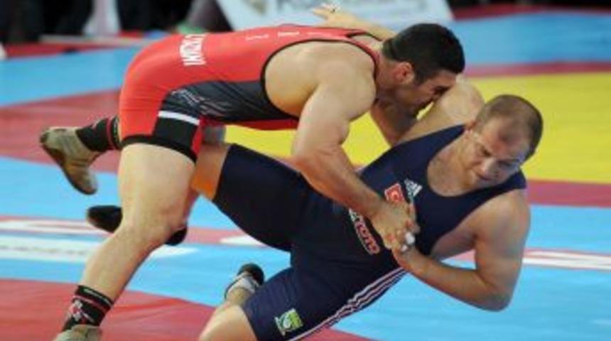 İranlı'ya 2 - 1 yenilen Serhat Balcı g&uuml;m&uuml;ş madalyada kaldı