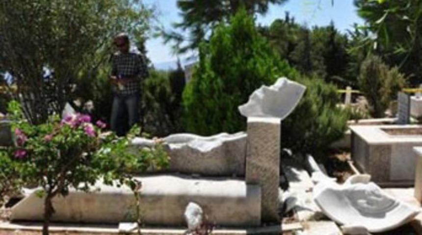 Can Yücel'in mezarına saldırı