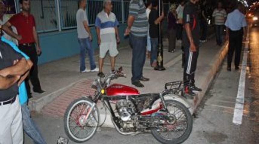 Yarış yapan motosiklet otomobilin altına girdi: 2 &ouml;l&uuml;