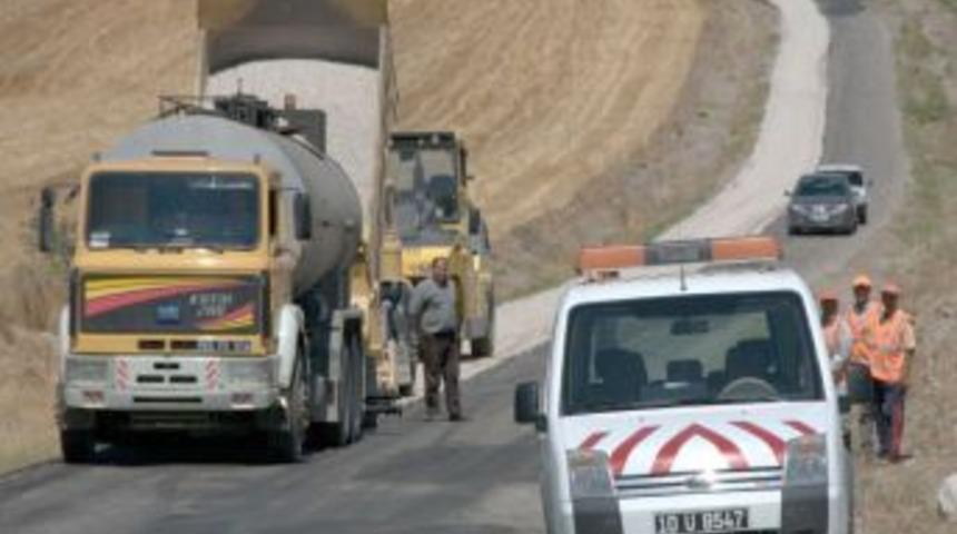 Balıkesir'de k&ouml;y yolları ramazanda da asfaltlanıyor