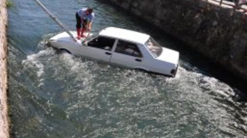 Kanala d&uuml;şen ara&ccedil;ta bulunan s&uuml;r&uuml;c&uuml;y&uuml; itfaiye ekipleri kurtardı