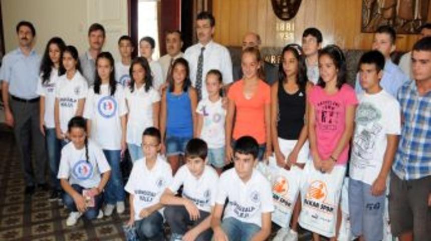 Manisa Valisi G&uuml;ven&ccedil; başarılı &ouml;ğrencileri &ouml;d&uuml;llendirdi