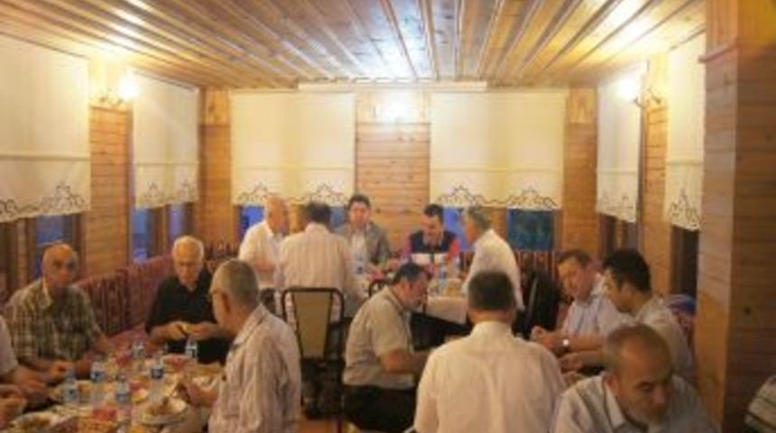 Kozcağız Belediyesi tarafından muhtarlara ve meclis &uuml;yelerine iftar