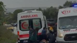 Son dakika: &Ccedil;anakkale'de minib&uuml;s su kanalına devrildi; 1 &ouml;l&uuml;, 2 yaralı