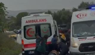 &Ccedil;anakkale'de minib&uuml;s su kanalına devrildi; 1 &ouml;l&uuml;, 2 yaralı