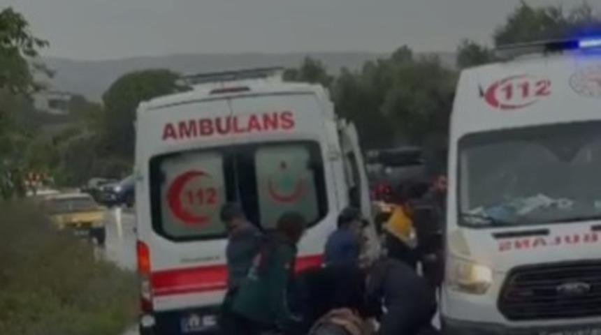 &Ccedil;anakkale'de minib&uuml;s su kanalına devrildi; 1 &ouml;l&uuml;, 2 yaralı